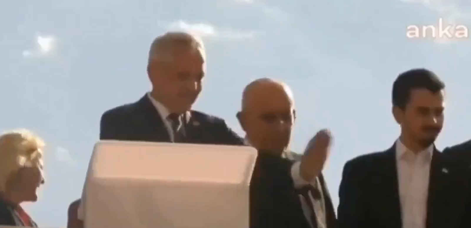 "اليوم الأذان وغداً العلم".. غضب واسع من رئيس بلدية تركي فيلي غوندوز شاهين أزعجه صوت الأذان