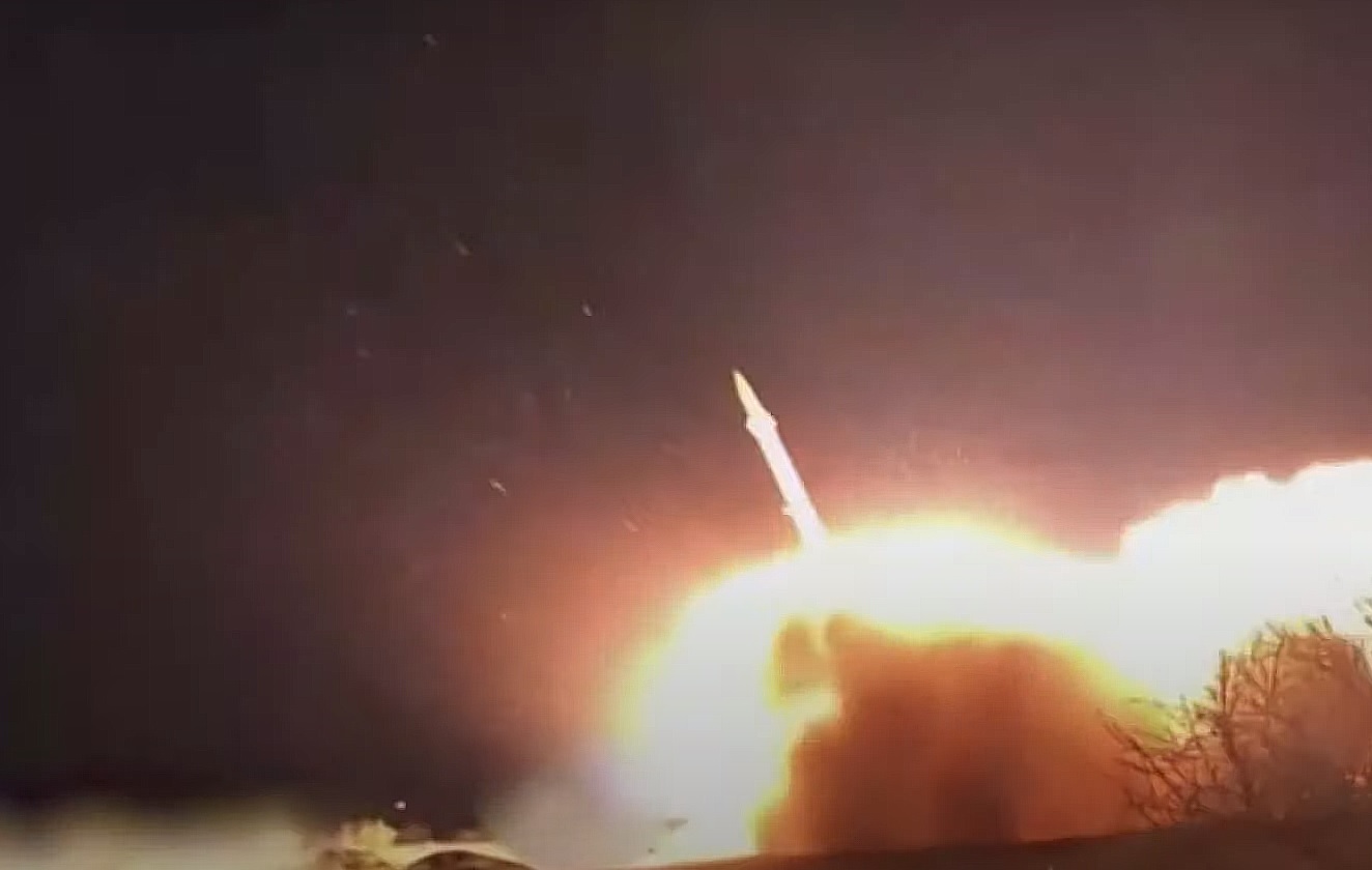 لحظة انطلاق الصواريخ الإيرانية على إسرائيل