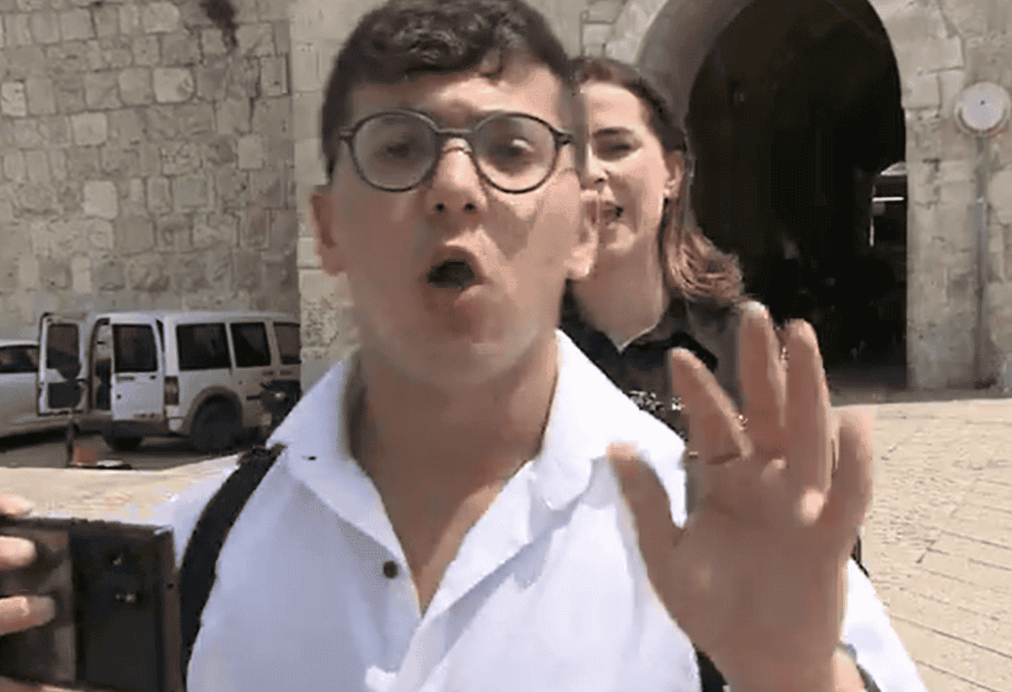 من موقع عملية القدس.. شاهد ما فعله مستوطن متطرف مع مراسلة الجزيرة.. وخديجة بن قنة:"معتوه"