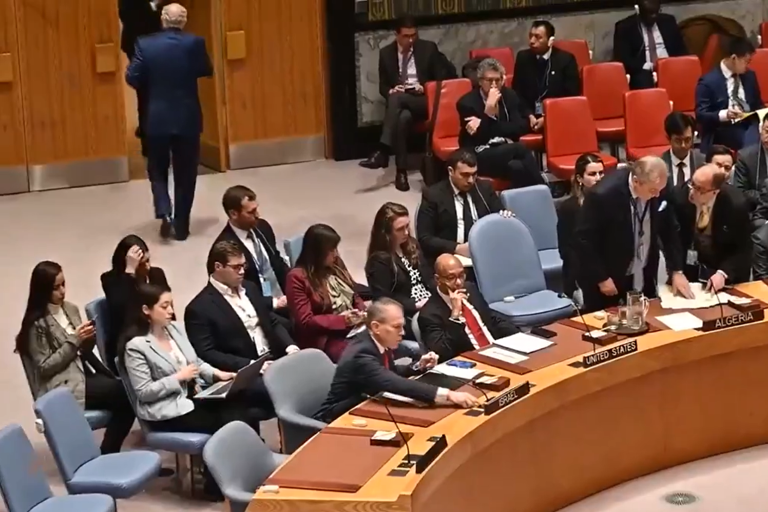 على الهواء.. وفد الجزائر ينسحب مع بدء كلمة ممثل الاحتلال في مجلس الأمن (فيديو)