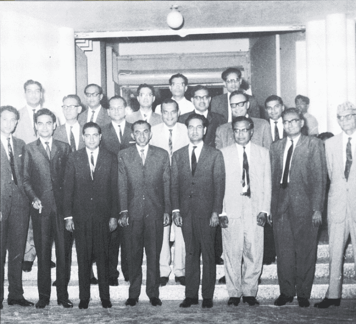 والصورتين التانين اكتبي عليهم اغا حسن عابدي مع موظفي البنك