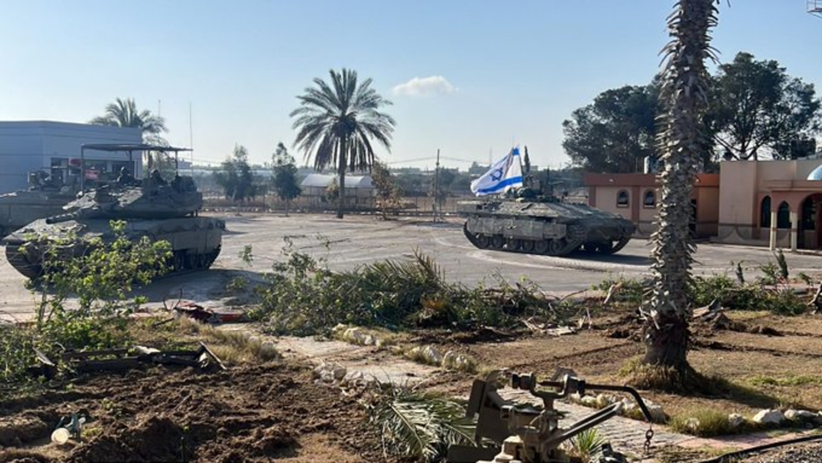 جيش الاحتلال يعلن سيطرته على معبر رفح.. مشاهد لدبابة إسرائيلية في صالة الوصول