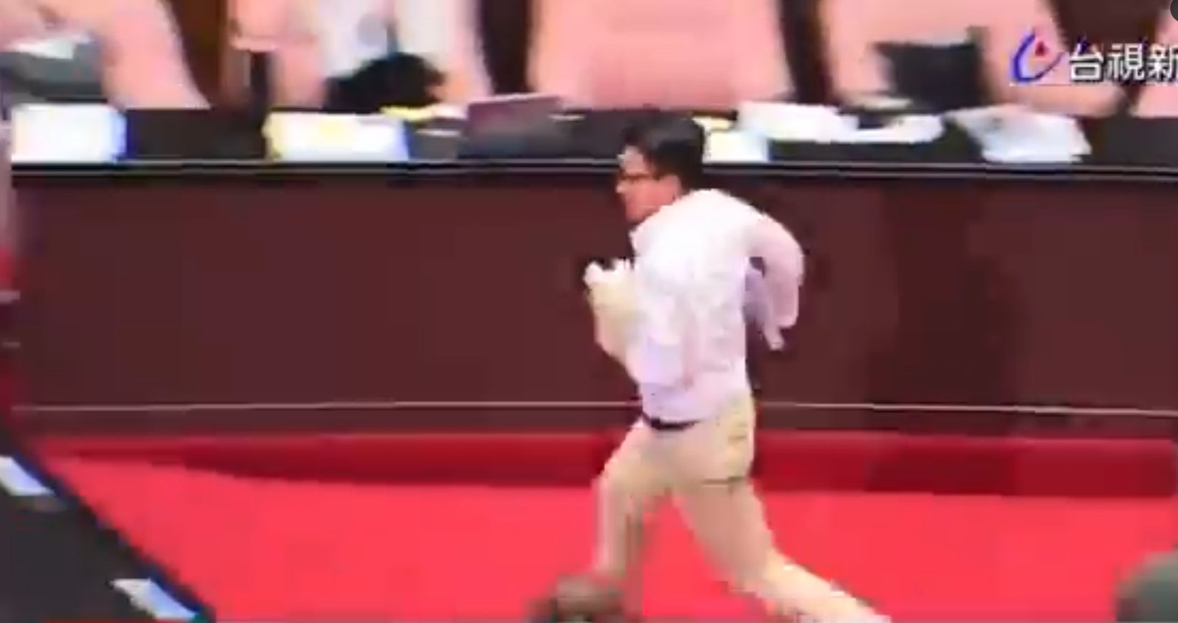 سرقة تحت القبة.. فيديو لتصرف لا يصدق من برلماني تايواني حاول عرقلة تمرير أحد القوانين