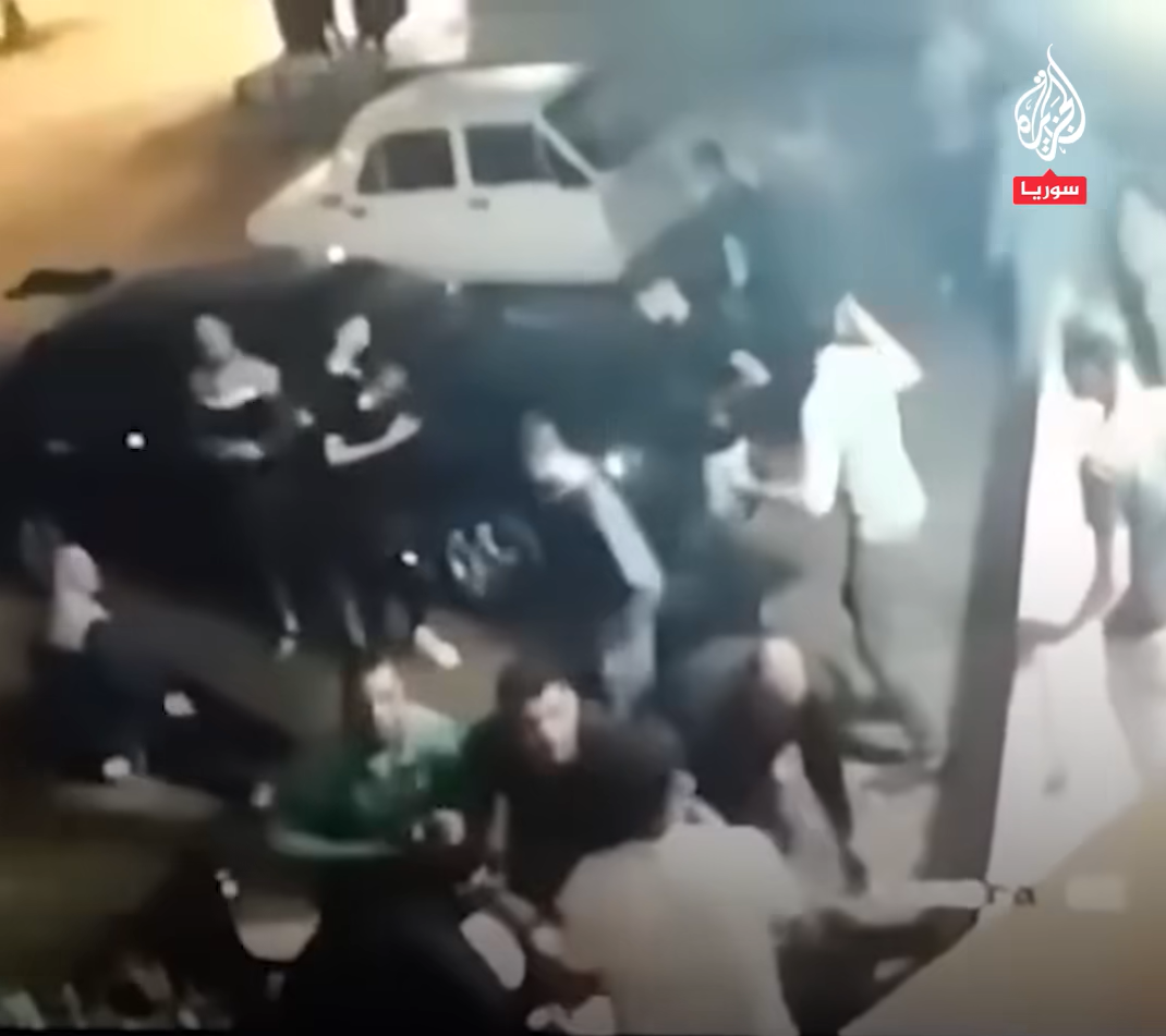 مصريان تلقفا زوجة حاولت الانتحار من الرابع.. إصابات مميتة لهما وهي لم تُخدش (فيديو)