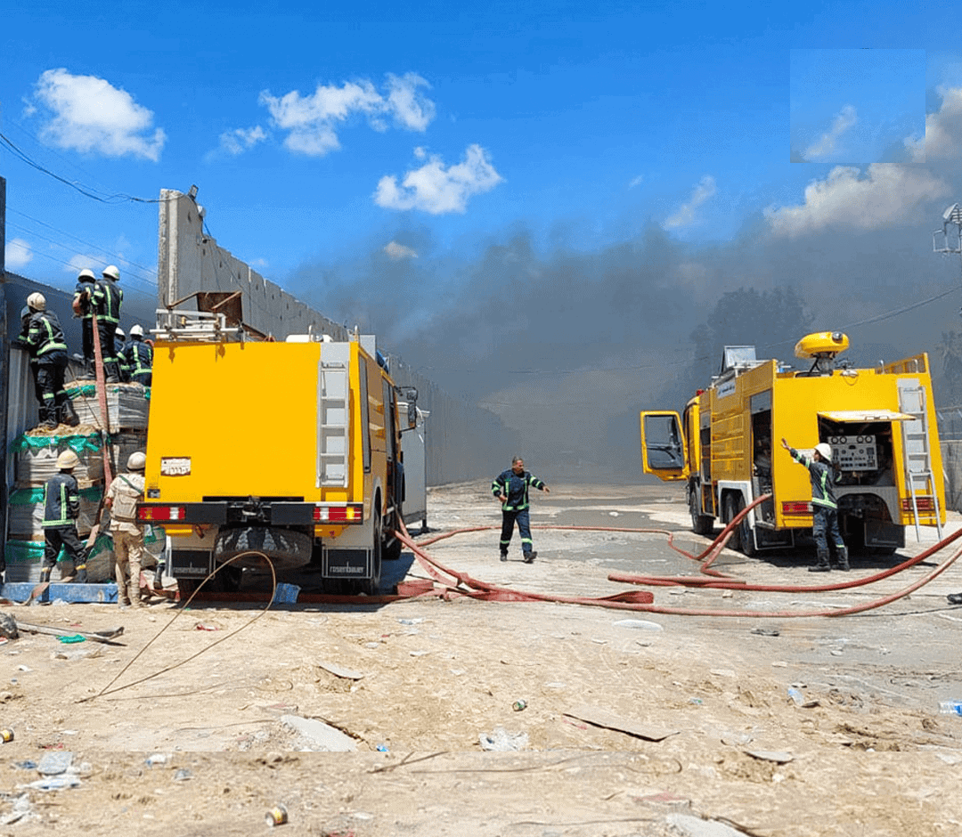 سيارات إطفاء مصرية تعبر إلى الجانب الفلسطيني لإخماد حريق مخزن مساعدات استهدفه الاحتلال