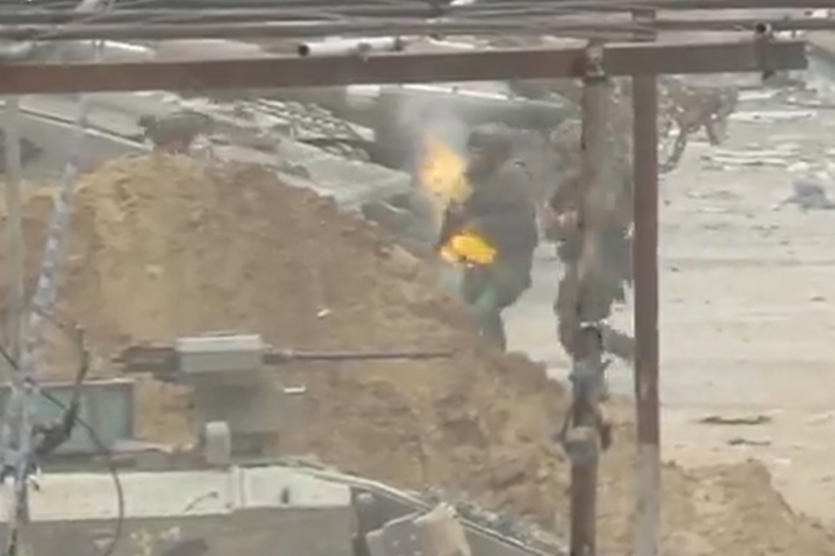 جندي إسرائيلي يحترق برصاصة قناص القسام في حي الزيتون (شاهد)