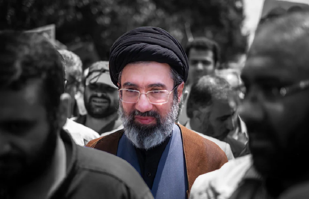 الطريق بات خاليا أمام مجتبى خامنئي.. من سيقود إيران بعد وفاة إبراهيم رئيسي؟
