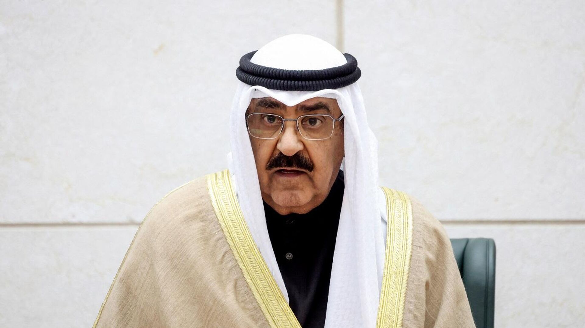 كويتي مهاجما الأمير: "الليل الأسود انطلق في الكويت والأحكام العرفية بدأت"