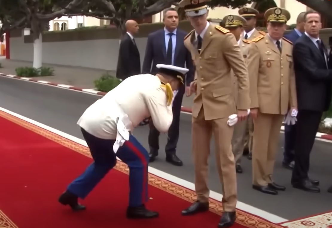 “ركوع” قائد المنطقة الجنوبية في المغرب لوي العهد يثير جدلا! (فيديو)