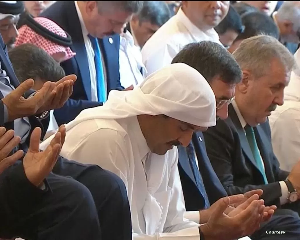 أمير قطر أثناء جنازة اسماعيل هنية