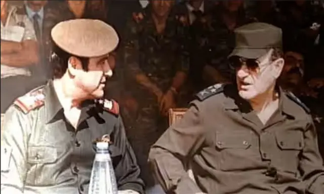 صورة تجمع الرئيس الراحل حافظ الأسد مع شقيقه رفعت الأسد