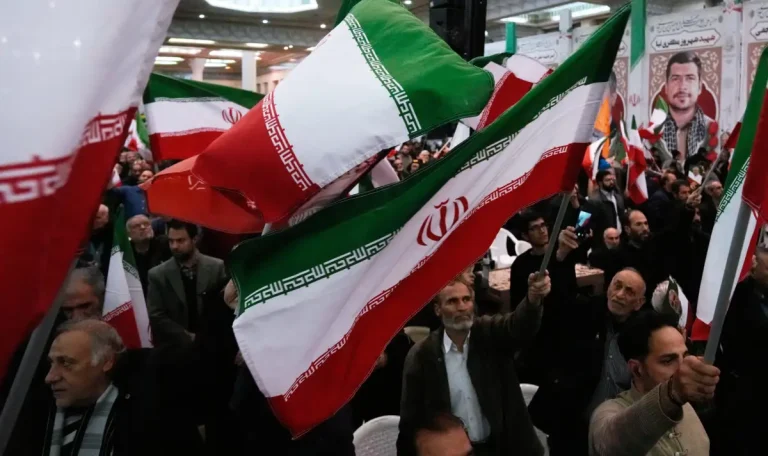 بين الصمود والجوع.. طهران تعيش أصعب أيامها بعد حرب يونيو الدامية تباينت ردود فعل الإيرانيين بعد إعلان اتفاق إنهاء الحرب بين إيران والولايات المتحدة وإسرائيل