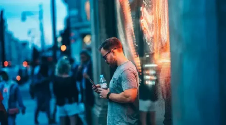 عادة يومية “بسيطة” تدمر حالتك المزاجية دون أن تشعر.. هل تقوم بها؟
