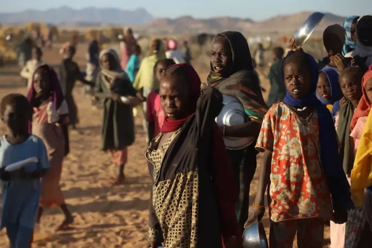 سودان الجوع: كيف يواجه ملايين النازحين شبح الفناء بعد جفاف منابع الإغاثة؟