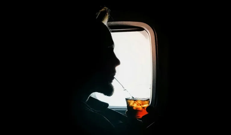 بناءً على خبرة المضيفات: لماذا يجب عليك الامتناع عن طلب هذه المشروبات أثناء الطيران؟