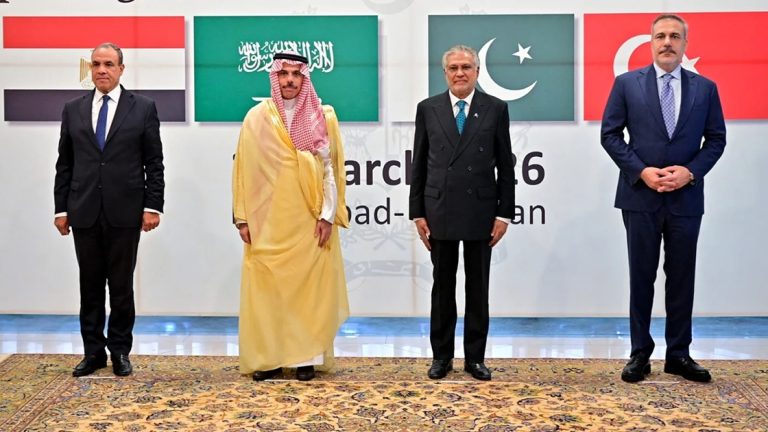 تحالف إسرائيلي إماراتي يثير القلق في الخليج.. هل بدأت معركة النفوذ الكبرى ضد السعودية وإيران؟ تصاعد الحديث عن محور إسرائيلي إماراتي جديد يثير مخاوف إقليمية واسعة وسط توتر مع إيران