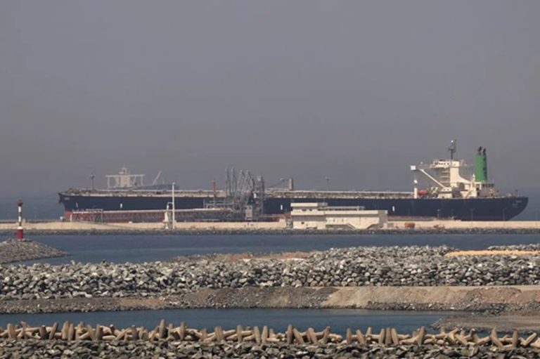 ناقلات الشبح في هرمز: كيف تمرر الإمارات نفطها بـ “صمت” وسط طبول الحرب وتجاوز أسعار النفط الـ 100 دولار؟ الإمارات تبدأ تمرير ناقلات نفط “شبح” عبر مضيق هرمز وسط تصاعد الحرب مع إيران