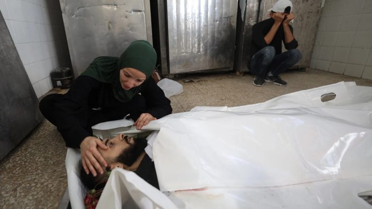جدل داخل لجنة حماية الصحفيين بعد استبعاد أسماء فلسطينيين من حصيلة قتلى غزة نيكا سون شيونغ تكشف خروجها من مجلس لجنة حماية الصحفيين بعد اعتراضها على استبعاد صحفيين فلسطينيين من حصيلة قتلى حرب غزة وسط جدل واسع.