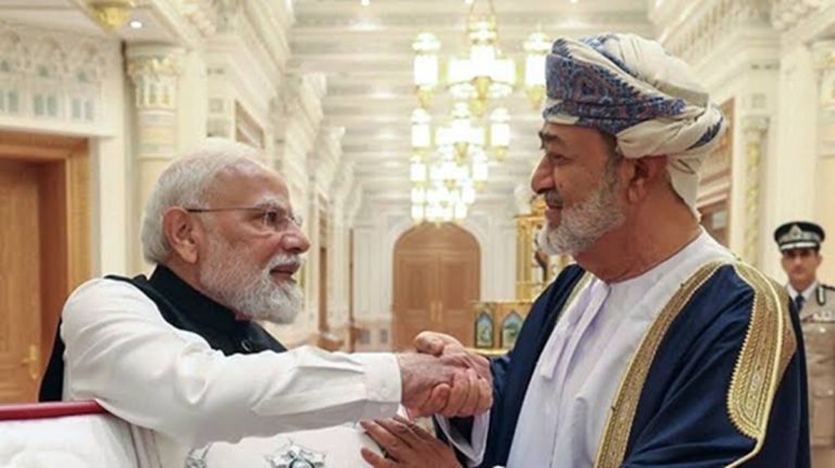 اتفاقية التجارة الحرة بين الهند وعُمان تدخل حيز التنفيذ وتمنح إعفاءً جمركياً لـ99% من الصادرات الهندية دخلت اتفاقية الشراكة الاقتصادية بين الهند وعُمان حيز التنفيذ، مانحة صادرات هندية واسعة إعفاءات جمركية وفرصاً للمهنيين وسط اضطرابات التجارة بالخليج.