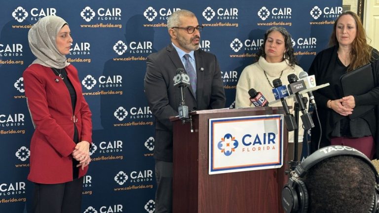 في خانة واحدة مع كارتلات المخدرات! “كير” تقاضي حاكم فلوريدا بعد تصنيفها كـ “منظمة إرهابية” كير يرفع دعوى ضد رون دي سانتيس بعد تصنيفه منظمة إرهابية في فلوريدا، وسط تحذيرات حقوقية من إسكات أكبر جماعة مسلمة بأميركا وتقييد نشاطها المدني.