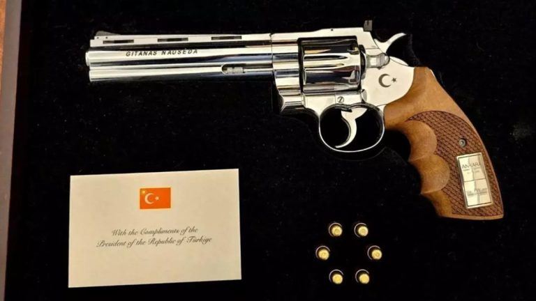 مسدس و6 رصاصات لكل رئيس! هدية أردوغان “المرعبة” تضع قادة الناتو في مواقف محرجة أمام شرطة بلدانهم أثار أردوغان جدلاً بإهدائه قادة الناتو في قمة أنقرة مسدسات دوارة محفورة الأسماء مع ذخيرة، ما دفع دولاً لمصادرتها أو تعطيلها وحفظها رسمياً.