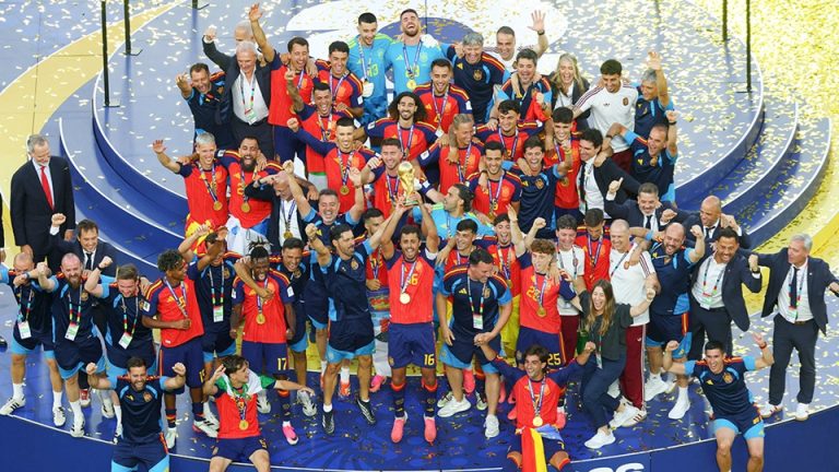 إسبانيا تعانق المجد العالمي.. هدف قاتل يحطم حلم الأرجنتين إسبانيا تتوج بكأس العالم 2026 بعد فوز مثير على الأرجنتين بهدف فيران توريس في نيوجيرسي، وسط سيطرة لاروخا وخفوت بريق ميسي.