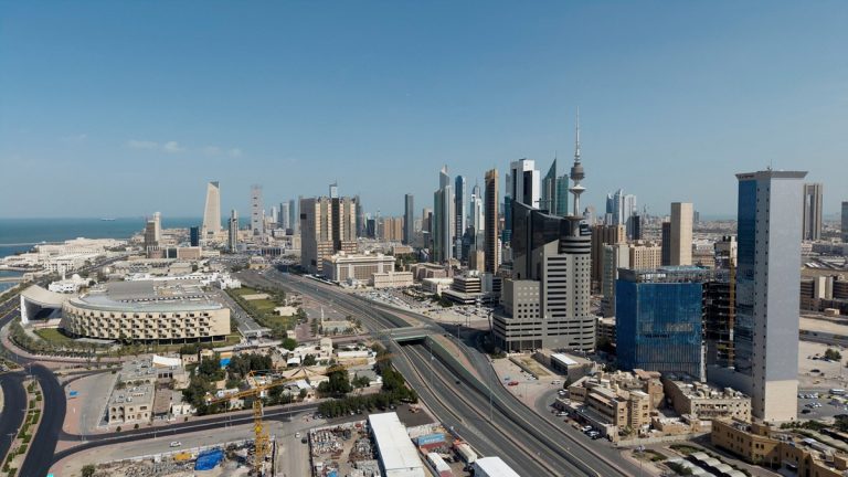 الكويت تبحث عن مظلة دفاعية جديدة.. محادثات مع باكستان وسط تصاعد التهديدات في الخليج تبحث الكويت اتفاقاً دفاعياً موسعاً مع باكستان يشمل قوات وأنظمة جوية، مقابل تعاون في الطاقة والاستثمار، مع تصاعد هجمات إيران رغم الوجود الأميركي.
