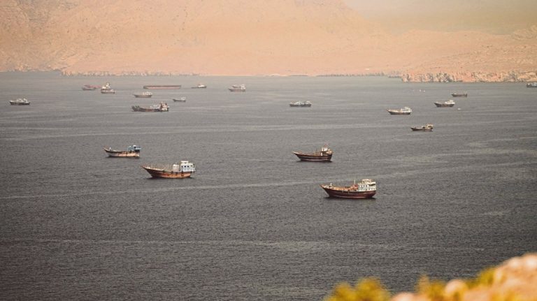 إيران تراهن على الزوارق السريعة لإبقاء مضيق هرمز مغلقاً وتعزيز الضغط البحري.. إيران تبرز زوارق الحرس الثوري كورقة ردع في الخليج، وسط دعوات من قائد سابق لإنهاء الحرب مع واشنطن واتهامات لسفارتها بالتعاون مع أمن بيلاروسيا.