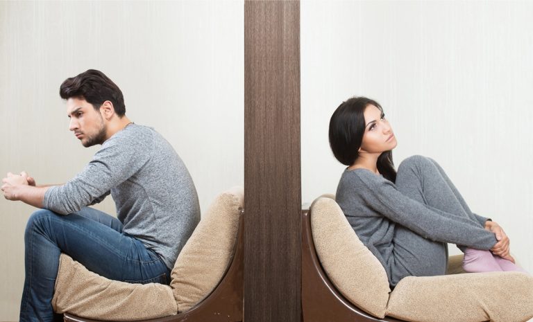 تكشف دراسات نفسية لماذا يبقى البعض في علاقات فقدت السعادة، من كلفة الاستثمار والخوف من التغيير إلى الأبناء والشعور بالذنب تجاه الشريك.
