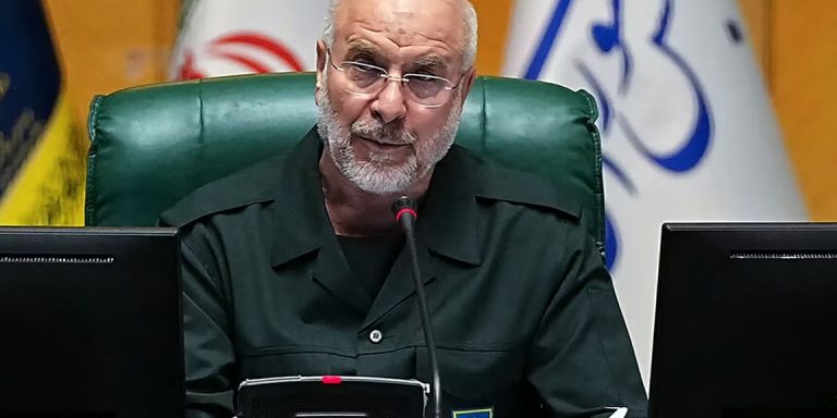 رهان محمد باقر قاليباف: كيف يقود قائد الحرس الثوري السابق مسار التفاوض مع أمريكا وسط تمرد المحافظين؟ يواجه رئيس البرلمان الإيراني محمد باقر قاليباف أخطر اختبار سياسي في مسيرته، بعدما قاد مفاوضات مع الولايات المتحدة وسط هجوم من التيار المحافظ المتشدد،