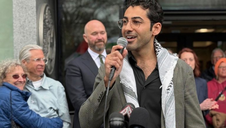 محكمة استئناف أمريكية تلغي قرار الإفراج عن محسن مهداوي.. وتفتح باباً لتشديد القيود على حاملي الغرين كارد محكمة استئناف أميركية تلغي قرار الإفراج عن محسن مهداوي، معتبرة أن قضيته من اختصاص الهجرة، وسط مخاوف على حرية التعبير لحاملي الغرين كارد.