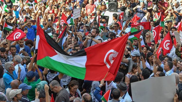 غزة توقظ روح الثورة في سيدي بوزيد.. والغضب يتصاعد ضد السلطة في تونس حرب إسرائيل على غزة تعيد السياسة إلى شوارع تونس، وسط اتهامات لسلطة قيس سعيّد بالاكتفاء بالخطاب وغياب تحرك فعلي لوقف المأساة.