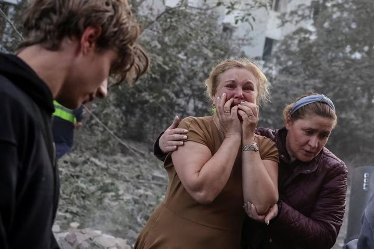 ليلة نارية في أوكرانيا.. روسيا تشن أوسع هجوم بالصواريخ والمسيّرات ومخاوف من امتداد الحرب إلى بولندا هجوم روسي واسع بالصواريخ والمسيّرات يوقع 13 قتيلاً في أوكرانيا بينهم أطفال، وبولندا تنشر مقاتلات وتحقق في سقوط جسم يشتبه بأنه صاروخ روسي.
