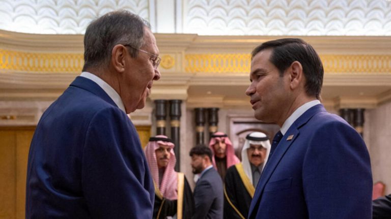 من مانيلا إلى دونباس.. لقاء روبيو ولافروف يكشف ملامح المرحلة الجديدة من حرب أوكرانيا في لقاء مانيلا بين روبيو ولافروف، واشنطن تدعو لحلول دبلوماسية جديدة لإنهاء حرب أوكرانيا، وسط تصعيد روسي وعقوبات أوروبية تضيق الخناق على موسكو.
