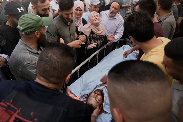 مقتل 4 فلسطينيين في هجوم للمستوطنين والجيش الإسرائيلي على بلدة تل قرب نابلس وتصاعد دعوات الانتقام مقتل أربعة فلسطينيين برصاص مستوطنين وجنود في قرية تل قرب نابلس، ومقتل مستوطن وضابط إسرائيلي، وسط دعوات انتقام ومطالب بتوسيع الاستيطان.
