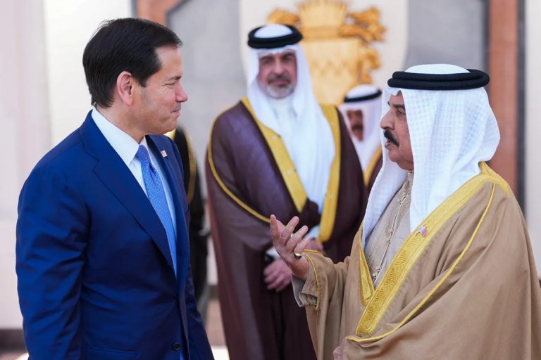 البحرين والكويت تدخلان مواجهة إيران.. ضربات خليجية توسّع رقعة الحرب وتعيد رسم موازين المنطقة البحرين والكويت شنتا غارات على مخازن صواريخ ومسيّرات إيرانية بدعم إماراتي، بعد هجمات طالت منشآت حيوية في البلدين.