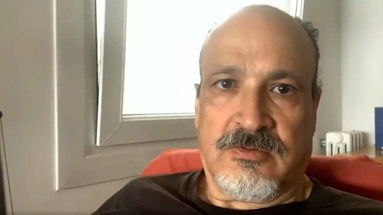 علي المرابط يعود إلى إسبانيا ويتهم بيدرو سانشيز وألباريس بالخضوع لنفوذ المغرب.. الصحفي المغربي علي المرابط يروي تفاصيل توقيفه في طنجة واحتجازه ثلاثة أيام، ويتهم جهات أمنية بسوء معاملته ويهاجم صمت مدريد.