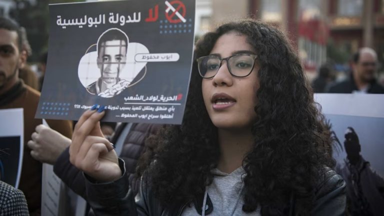 قضية اعتقال مهدي بلاك ويند تفتح مواجهة جديدة بين فناني الراب والسلطات المغربية.. توقيف مغني الراب المغربي مهدي بلاك ويند بتهمة إهانة مؤسسة دستورية يثير مخاوف متزايدة على حرية التعبير والفن وسط تضامن واسع من فنانين.