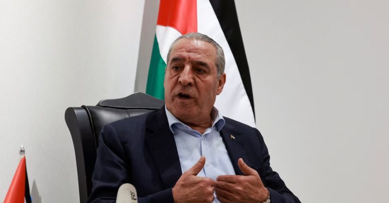 الشاباك يعتقل ابن شقيق نائب رئيس السلطة الفلسطينية.. شبكة تهريب ضخمة مع جنود إسرائيليين تقرير إسرائيلي يكشف اعتقال قريب لحسين الشيخ بشبهة تهريب سلع محظورة إلى غزة بمساعدة جنود إسرائيليين، وسط اتهامات بالتربح من حصار القطاع.