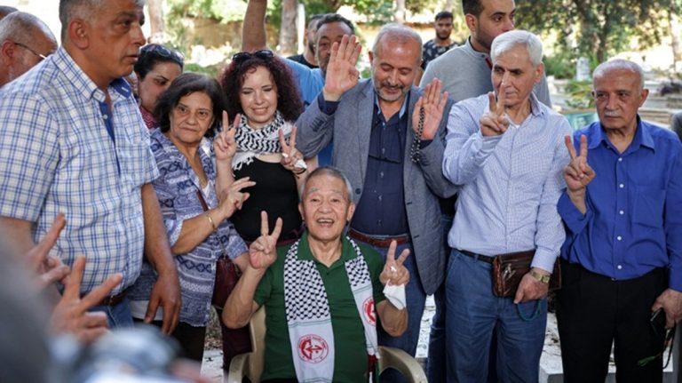 كوزو أوكاموتو يرحل عن 78 عاماً.. قصة الياباني الذي حمل السلاح إلى جانب الفلسطينيين وفاة كوزو أوكاموتو في بيروت عن 78 عاماً، الياباني المرتبط بهجوم مطار اللد عام 1972، بعد عقود قضاها في لبنان رمزاً للتضامن مع الفلسطينيين.