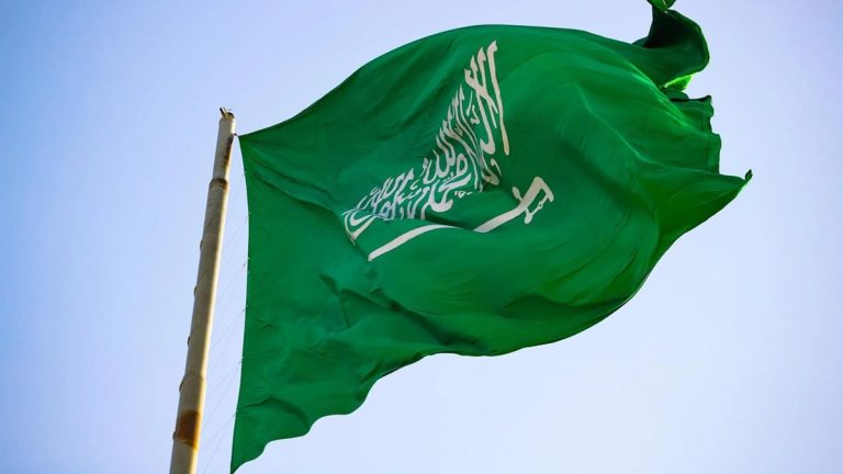 تواجه السعودية مأزقاً في تصدير النفط مع تعطل هرمز وتهديدات الحوثيين بالبحر الأحمر، ما يدفعها لبحث مسارات بديلة وسط مخاوف من أزمة طاقة عالمية.