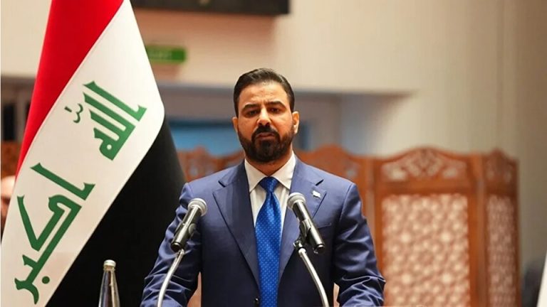 دعا رئيس وزراء العراق لاجتماع أمني عاجل بعد ضربات أمريكية سعودية استهدفت فصائل موالية لإيران، وسط تصاعد هجمات المسيرات على منشآت النفط السعودية.