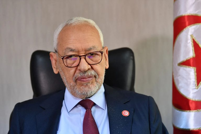 تجددت المخاوف على صحة راشد الغنوشي بعد إغمائه داخل سجن المرناقية وسط موجة حر قاسية، فيما حذر حقوقيون من تدهور أوضاع السجناء المسنين في تونس.