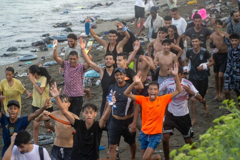 الداخلية الإسبانية: نحو 50 ألف مهاجر غير نظامي دخلوا سبتة بما يعادل 60% من سكانها مصادر وزارية إسبانية تقدّر دخول نحو 49 ألف مهاجر غير نظامي إلى سبتة خلال 24 ساعة من المغرب، بينهم 7 آلاف قاصر، وسط ضغط متصاعد على الأمن والخدمات.