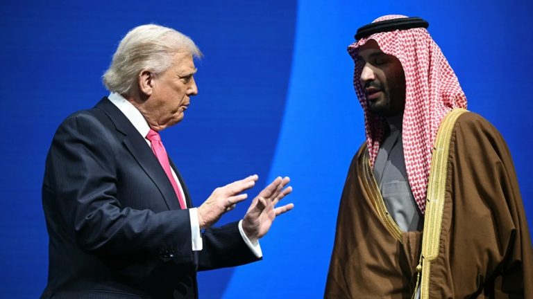 ترامب يربط الاتفاق النووي مع السعودية بالتطبيع مع إسرائيل.. شرط جديد يغيّر مسار المفاوضات في تراجع لافت، ربط ترامب الموافقة على اتفاق نووي مدني مع السعودية بتطبيع علاقاتها مع إسرائيل، مؤكداً منع التخصيب وحصره بالاستخدام السلمي.