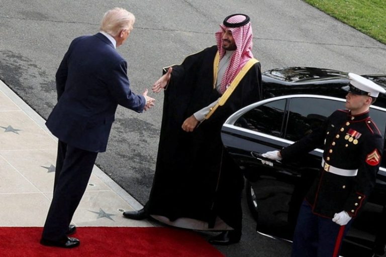 تقرير: واشنطن توافق على تخصيب اليورانيوم في السعودية دون ضمانات رقابية صارمة إدارة ترامب تدعم مشروع تخصيب اليورانيوم السعودي دون ضمانات نووية صارمة، وسط مخاوف بالكونغرس من فتح باب سباق تسلح في المنطقة.