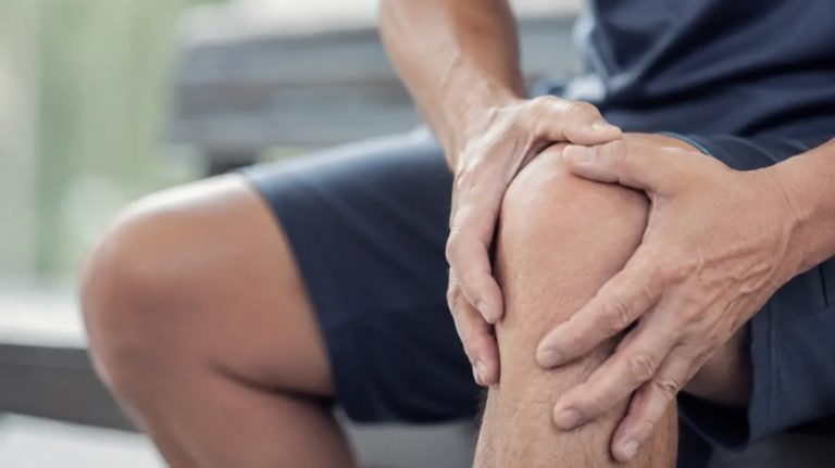 7 أخطاء يومية تدمر غضروف الركبة وتسرّع الإصابة بالفصال العظمي.. مراجعة علمية واسعة تكشف عادات يومية تسرّع خشونة الركبة، من الوزن الزائد وقلة الحركة إلى الغذاء والنوم، وتوضح خطوات تقلل تلف الغضروف.