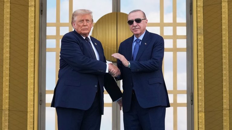 لولا أردوغان لما حضرت قمة الناتو! ترامب يفتح النار على أوروبا الغربية ويشيد بـ “ولاء” أنقرة.. ترامب يعلن من قمة الناتو في أنقرة عزمه رفع عقوبات كاتسا عن تركيا، مع بحث عودتها لبرنامج إف-35 وسط غموض بشأن الآلية وموقف الكونغرس.
