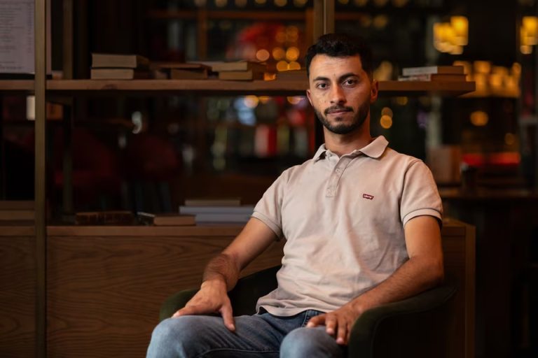 مخرج “لا أرض أخرى” الحائز على الأوسكار: هجمات المستوطنين تصاعدت بعد الجائزة.. والاحتلال جعل حياتنا جحيماً المخرج الفلسطيني باسل عدرا، الحائز على الأوسكار عن فيلم "لا أرض أخرى"، يكشف تصاعد هجمات المستوطنين في الضفة الغربية بعد فوزه بالجائزة