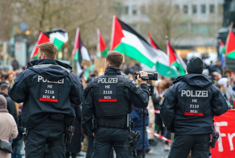قانون “هسّن” الاستثنائي: ألمانيا تمضي نحو تجريم إنكار “وجود إسرائيل” بعقوبة تصل لـ 5 سنوات.. مجلس الولايات الألماني يدعم مشروع قانون يعاقب إنكار حق إسرائيل في الوجود بالسجن، وسط تحذيرات من مساسه بحرية التعبير وقمع التضامن مع فلسطين.